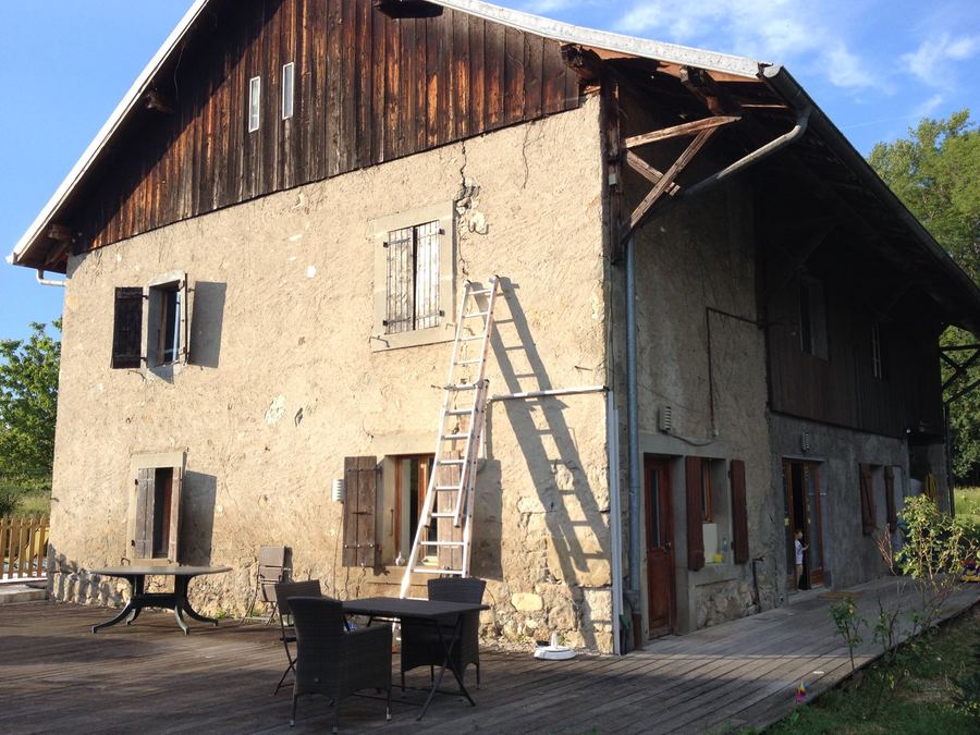 Ravalement façade pierre naturelle avant travaux – AK Maçonnerie Haute-Savoie